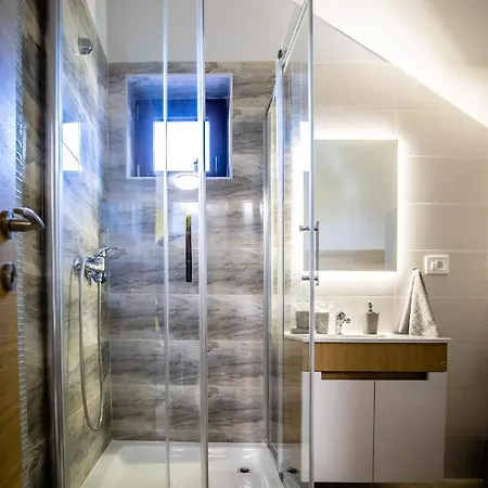 Gray Brick Apartman *