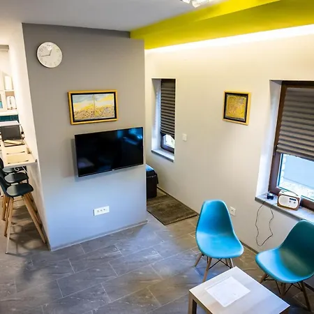 Gray Brick Apartman *