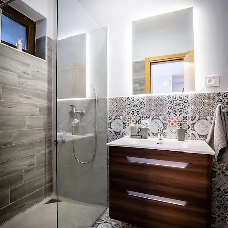 Gray Brick Apartman *