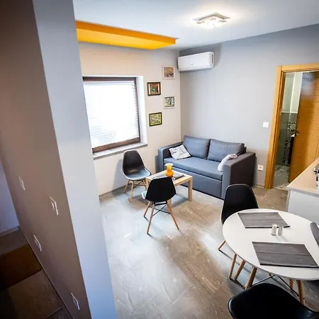 Gray Brick Apartman *