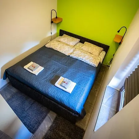 Gray Brick Apartman *